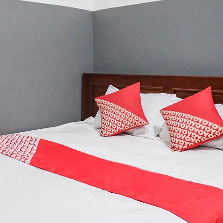Oyo 93117 Penginapan Tiga Dara Jayapura Esterno foto
