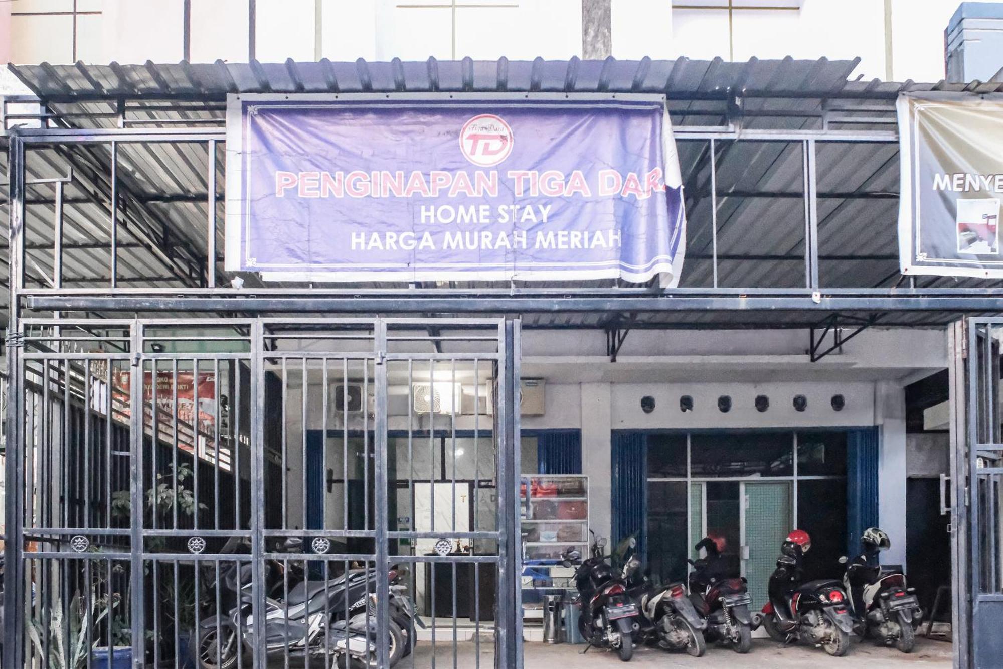 Oyo 93117 Penginapan Tiga Dara Jayapura Esterno foto