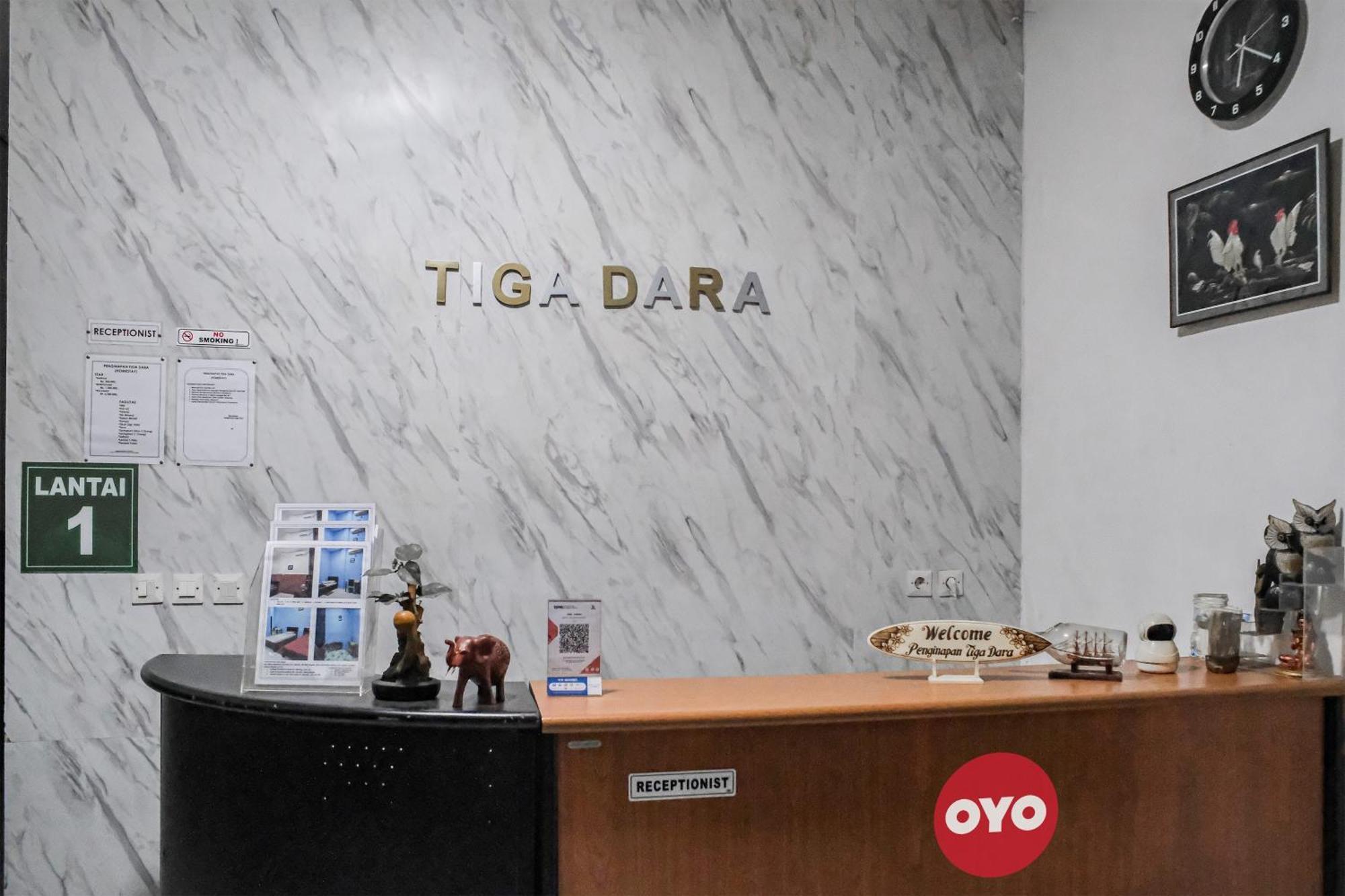 Oyo 93117 Penginapan Tiga Dara Jayapura Esterno foto